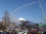 富士宮市消防の出初式の一斉放水.jpg